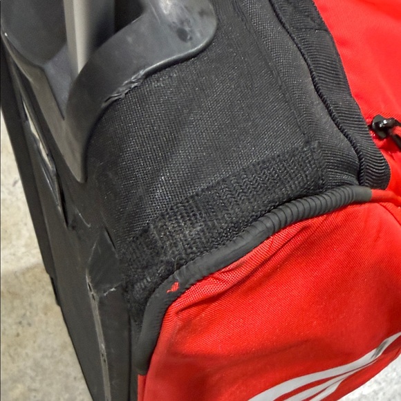 Wilson Super Tour Tennis Duffel Bag - Picture 8 of 15